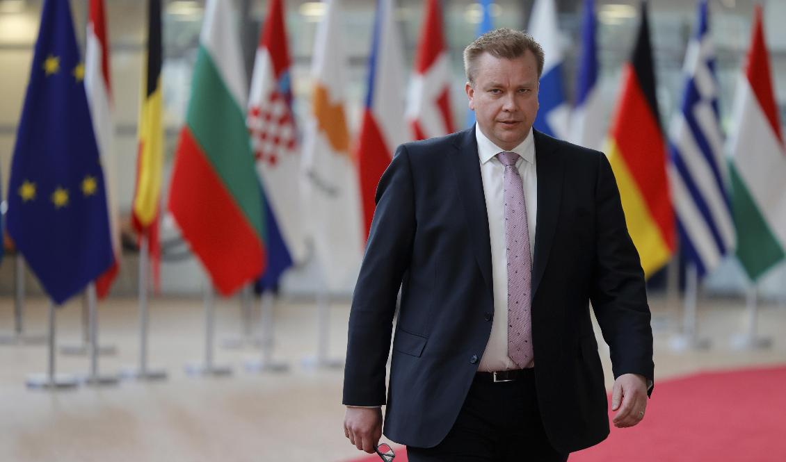 Finland försvarsminister Antti Kaikkonen utesluter inte att en misstänkt kränkning av finländskt luftrum har ett samband med en internationell militärövnng. Arkivbild. Foto: Olivier Matthys/AP/TT