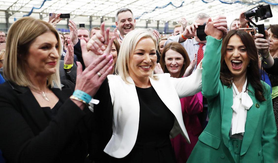 Nationalistpartiet Sinn Féins biträdande partiledare Michelle O'Neill (mitten) firar framgången i valet. Foto: Peter Morrison/AP/TT