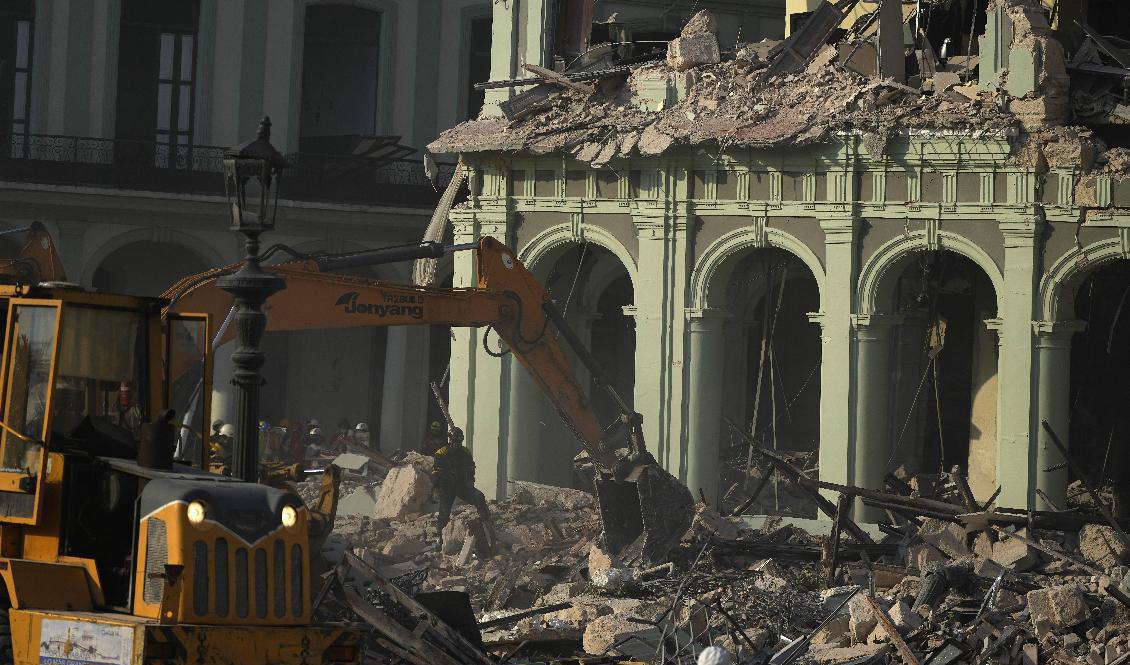 Räddningsarbetar röjer efter explosionen vid Hotel Saratoga i centrala Havanna. Foto: Ramon Espinosa/AP/TT