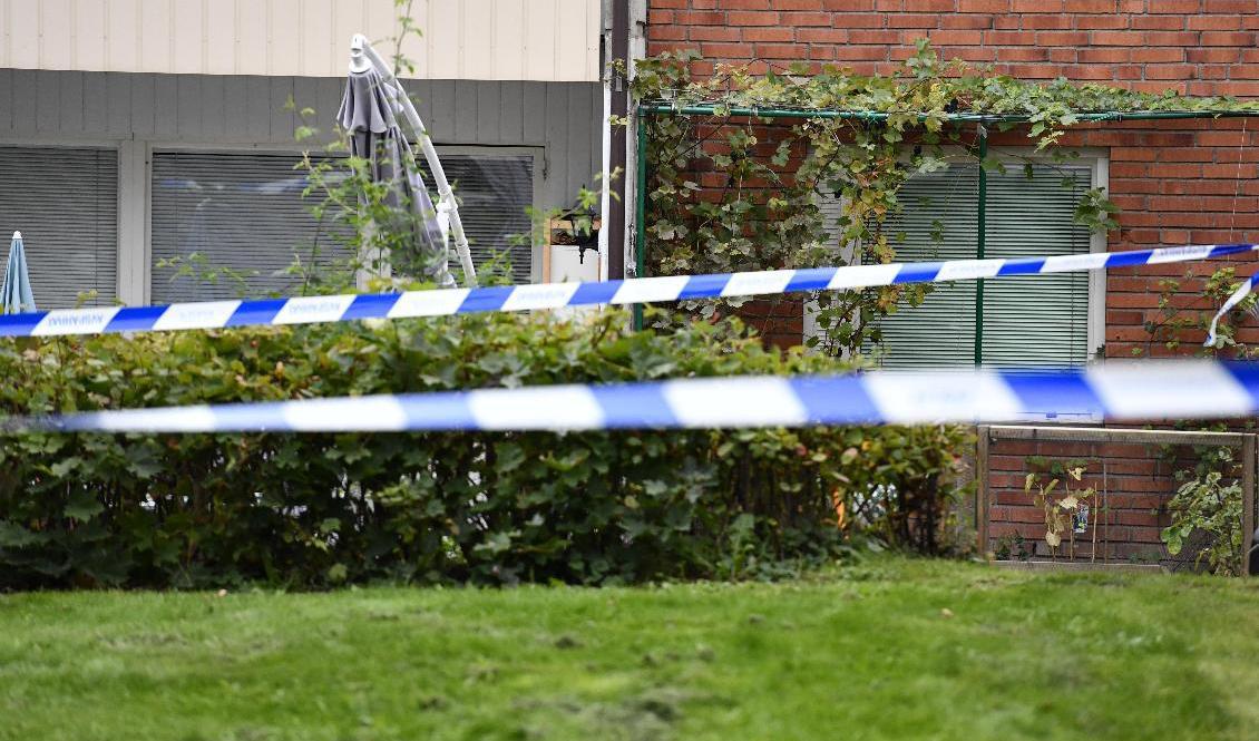 Alla tre åtalade döms för attacken mot flerfamiljshuset i Rotebro, norr om Stockholm. Arkivbild. Foto: Erik Simander/TT