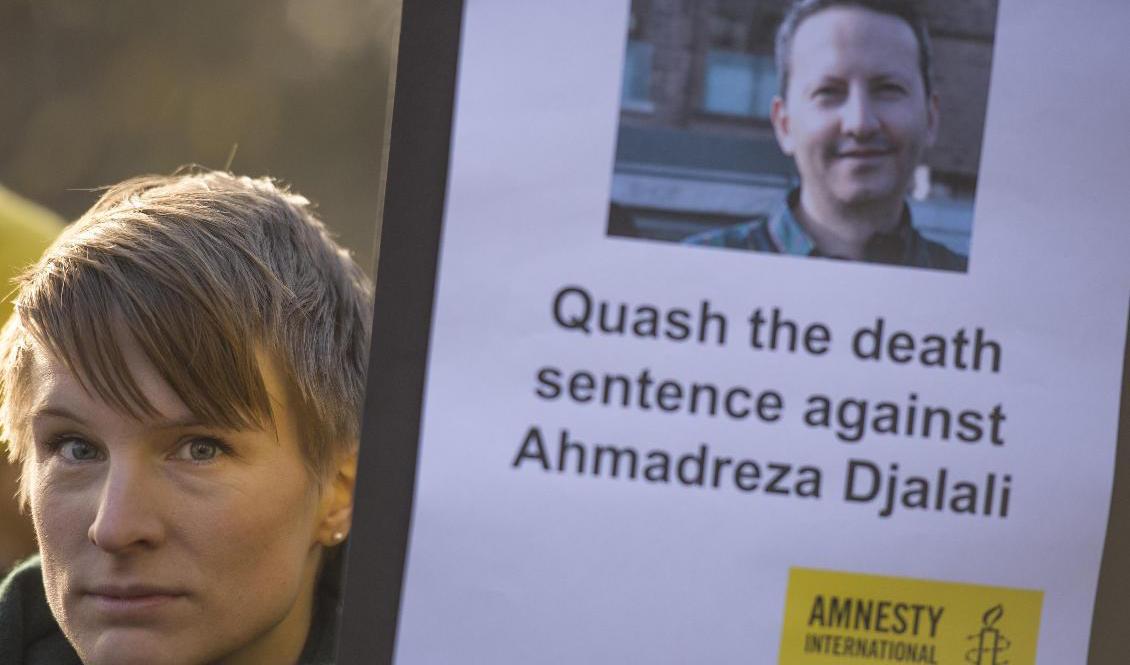 Demonstration utanför Irans ambassad på Lidingö för den fängslade KI-forskaren Ahmedreza Djalali 2017. Arkivbild. Foto: Hossein Salmanzadeh/TT