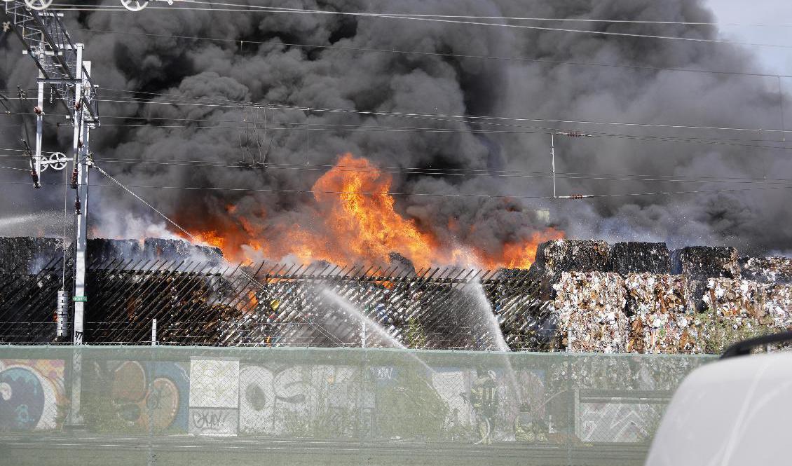 En kraftig brand rasar i en returpapperscentral i stadsdelen Boländerna i Uppsala. Foto: Staffan Claesson/TT