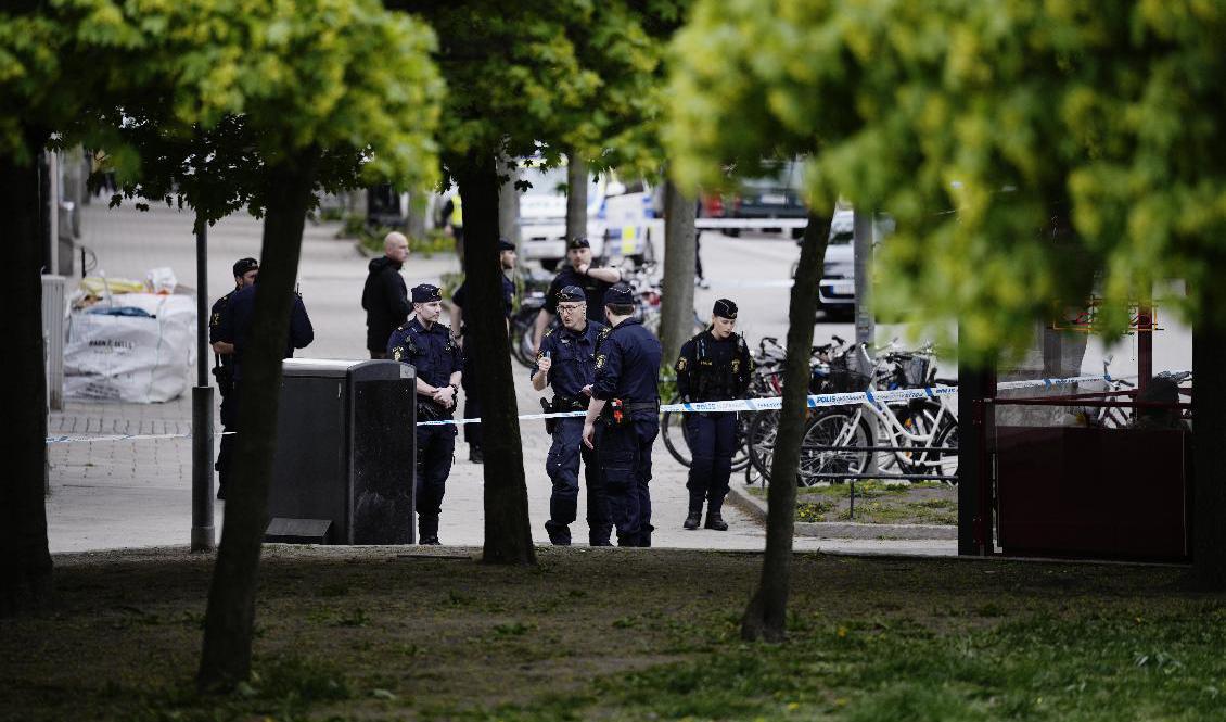 Två män har skottskadats nära ett köpcentrum i centrala Stockholm. Foto: Paul Wennerholm/TT