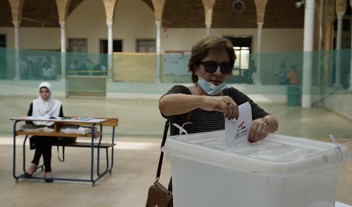 En libanesisk kvinna röstar i huvudstaden Beirut under söndagens parlamentsval. Foto: Hussein Malla/AP/TT