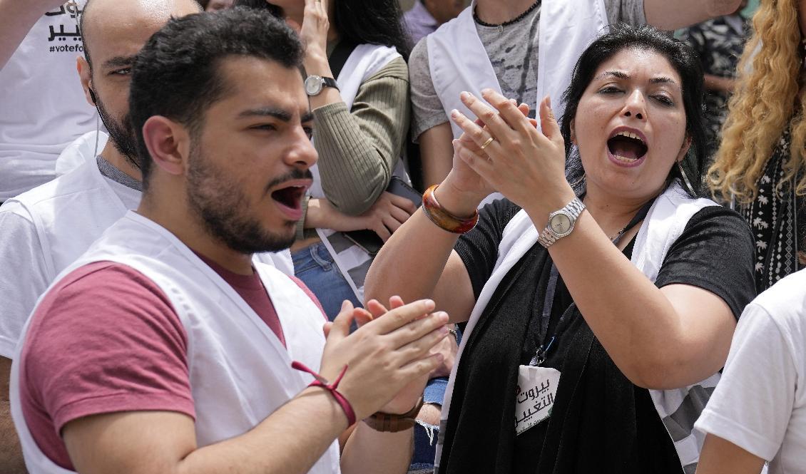 Regeringskritiska aktivister hejar på sina kandidater utanför en vallokal i Beirut. Foto: Hussein Malla/AP/TT