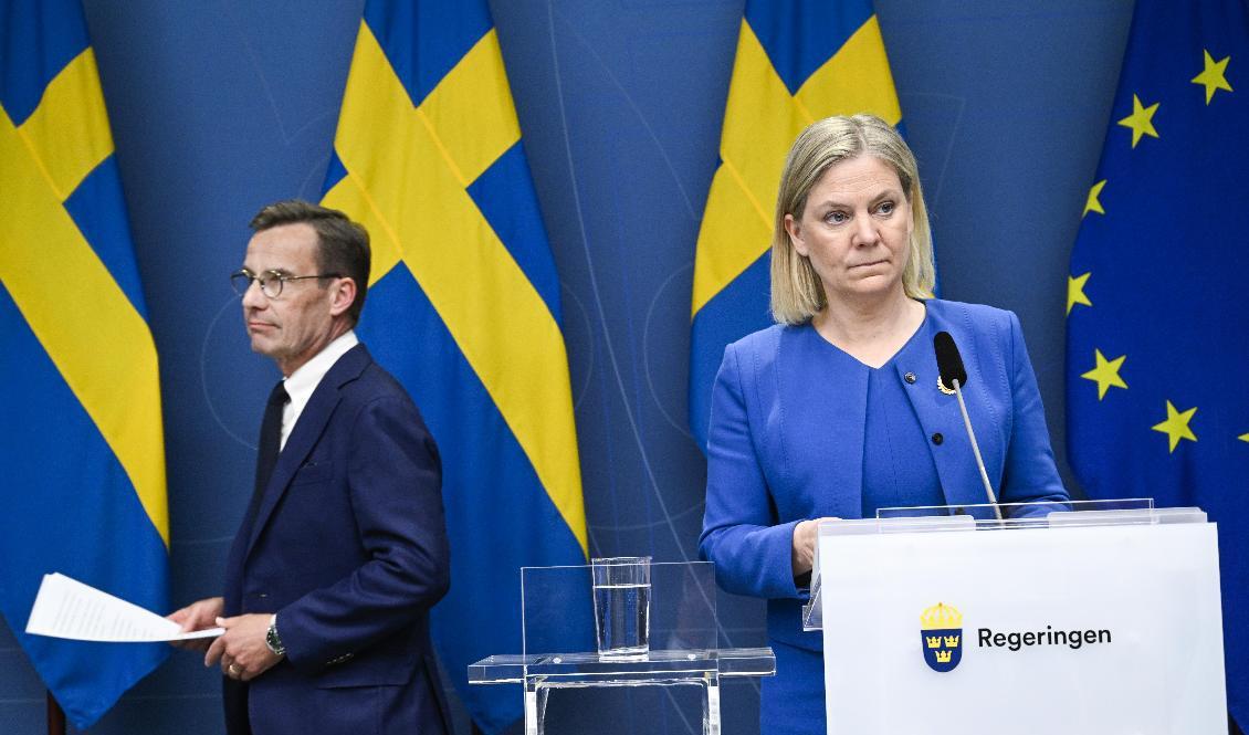Moderaternas partiledare Ulf Kristersson (tv) och statsminister Magdalena Andersson (S). Foto: Henrik Montgomery/TT