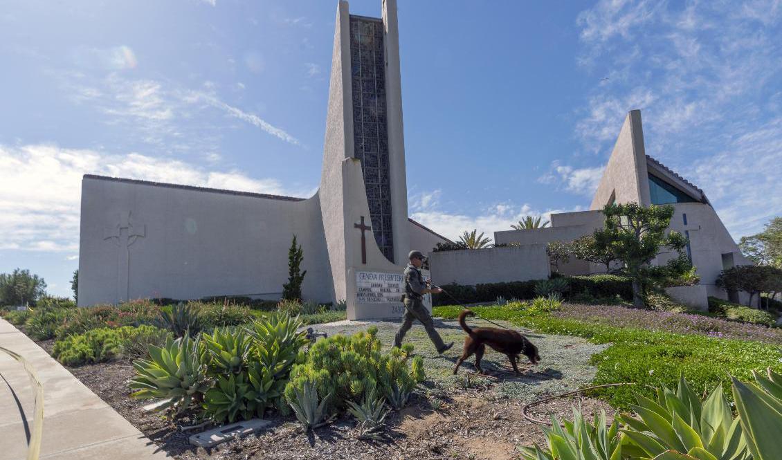 En hundpatrull undersöker kyrkobyggnaden i Laguna Woods i Kalifornien, USA. Foto: Damian Dovarganes/AP/TT