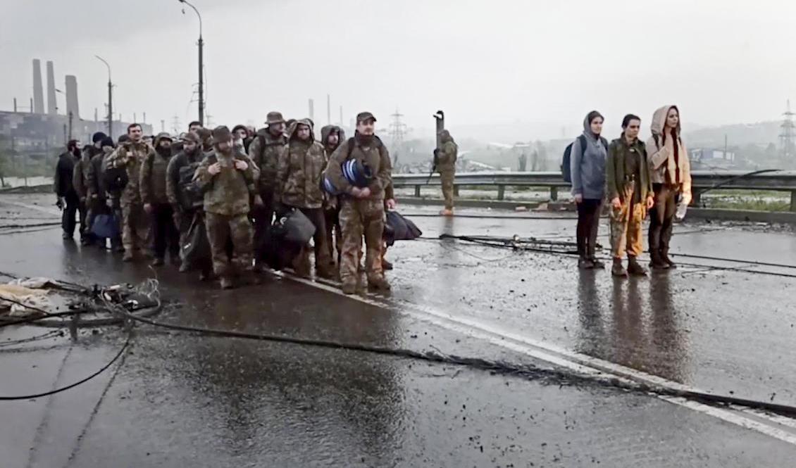 Soldater syns lämna stålverket på en bild från torsdagen. Foto: Ryska försvarsdepartementet/AP/TT