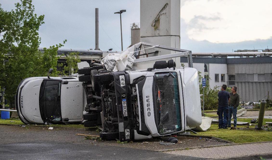 Två lastbilar som vält när tornadon drog in över Paderborn i västra Tyskland. Foto: Lino Mirgeler/AP/TT