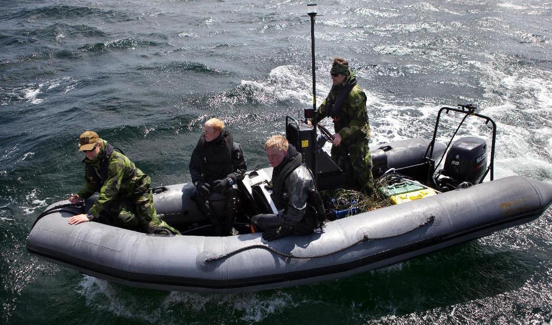 Röjdykare från marinen vid sprängning av en mina utanför Falsterbo för några år sedan. Arkivbild. Foto: Drago Prvulovic/TT