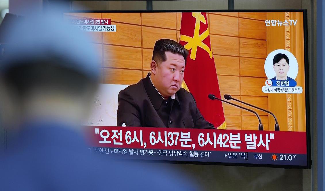 Nyhetsrapportering på en skärm på en tågstation i Seoul i Sydkorea om Nordkoreas senaste test på onsdagen. Foto: Lee Jin-Man/AP/TT