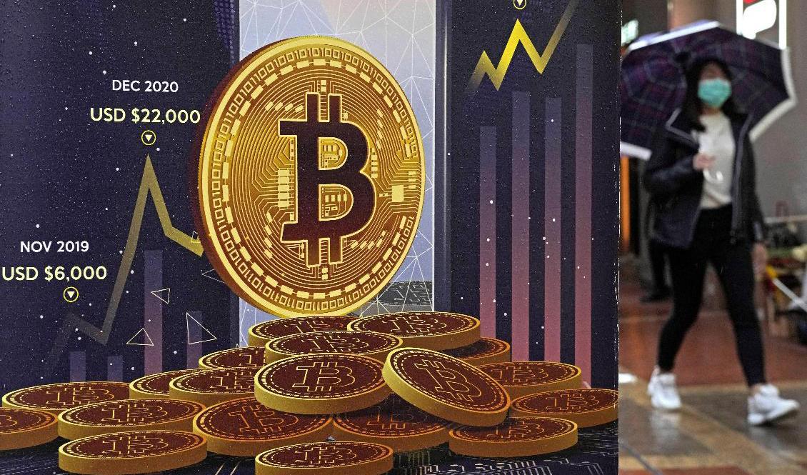 Reklam för kryptovalutan bitcoin i Hongkong. Arkivbild. Foto: Kin Cheung/AP/TT