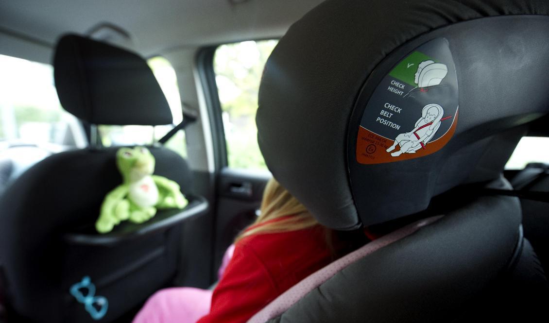 Säkrare bilar och bälten tros vara en anledning till minskat antal dödsolyckor de senaste 30 åren. Arkivbild. Foto: Jessica Gow/TT