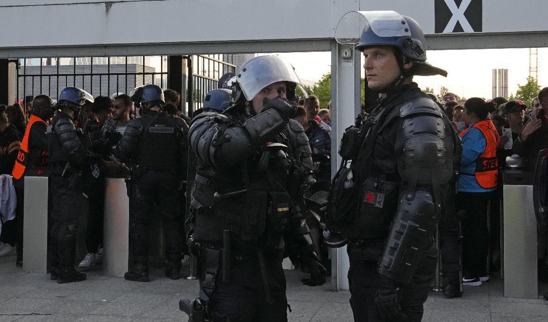 Parispolisen använde bland annat tårgas under det tumult som uppstod utanför Stade de France under Champions League-finalen. Foto: Christophe Ena/AP/TT