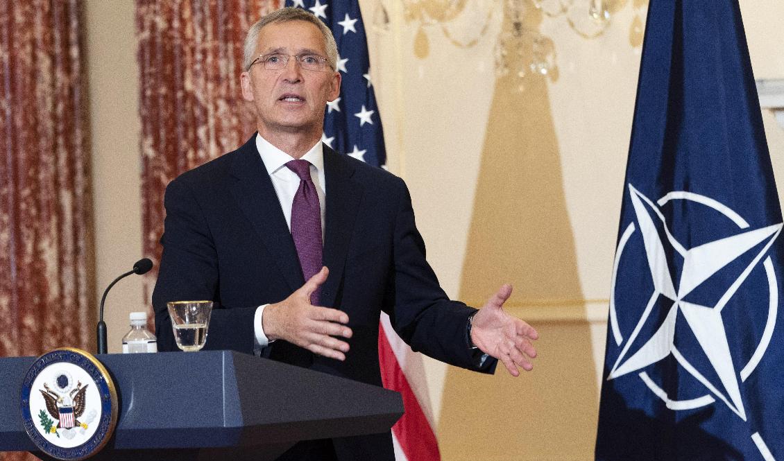 Natos generalsekreterare Jens Stoltenberg ska möta svenska, finländska och turkiska representanter i Bryssel inom de närmaste dagarna. Det säger han under en presskonferens med USA:s utrikesminister Antony Blinken på onsdagen. Foto: Jacquelyn Martin/AP/TT