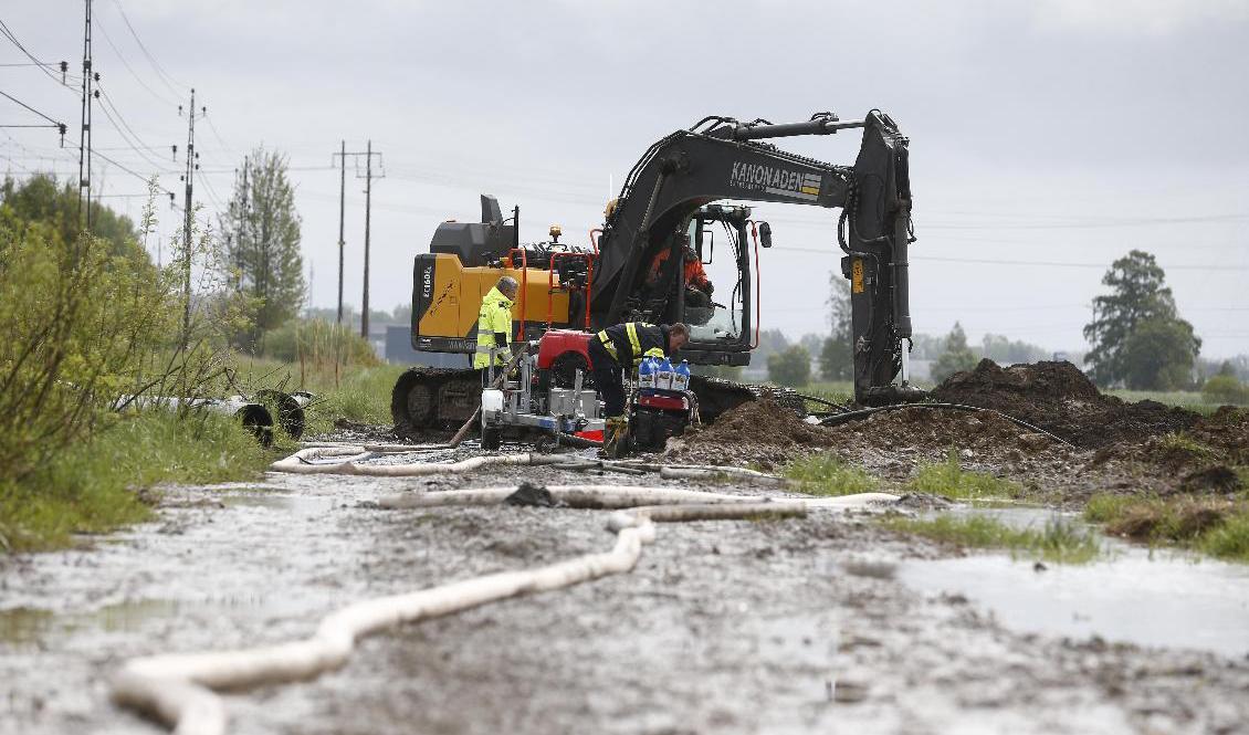 Huvudvattenledningen väster om Nyköping gick av på en åker i närheten av Skavsta flygplats. Foto: Magnus Andersson/TT