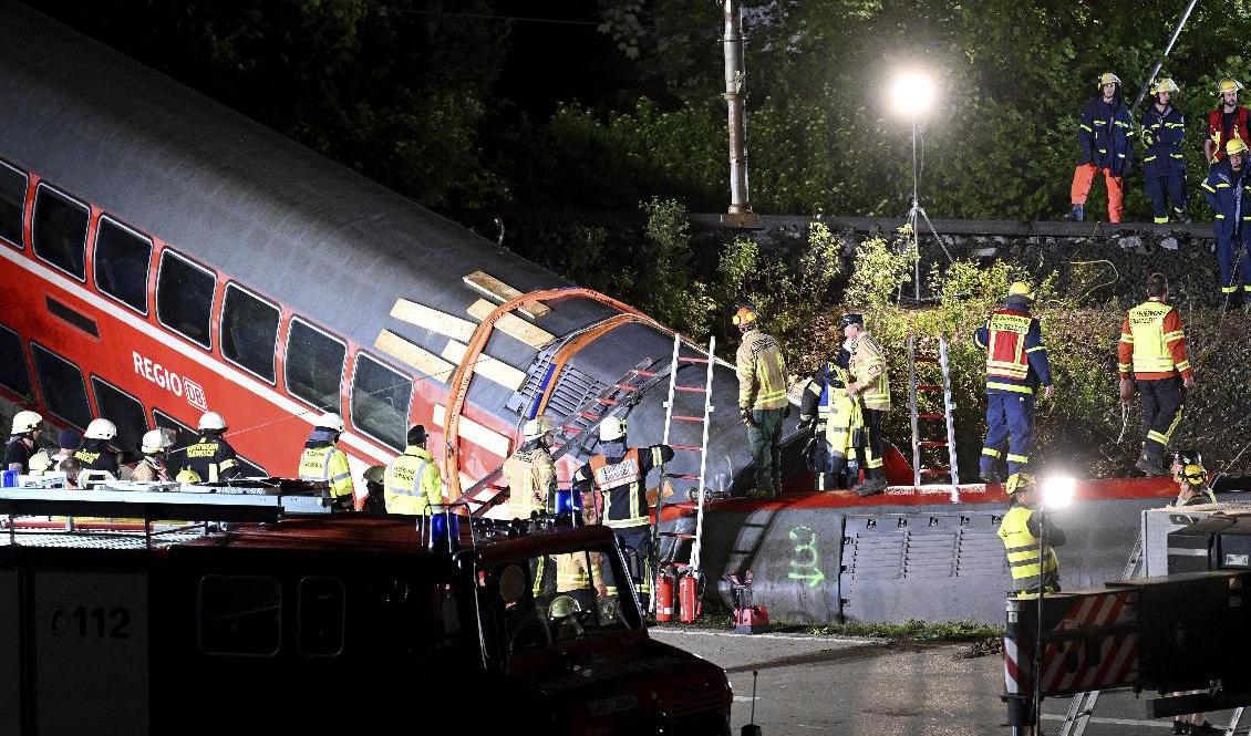Räddningsarbetare arbetar vid olycksplatsen natten mot lördag. Foto: Angelika Warmuth/AP/TT
