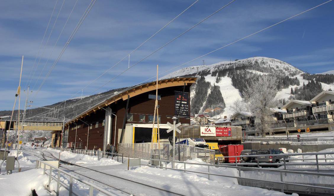 Slukhålet orsakades av ett ras, och tros ha förvärrats av regn. Bilden är tagen i ett annat sammanhang och föreställer stationshuset som inte är berört. Arkivbild. Foto: Janerik Henriksson/TT