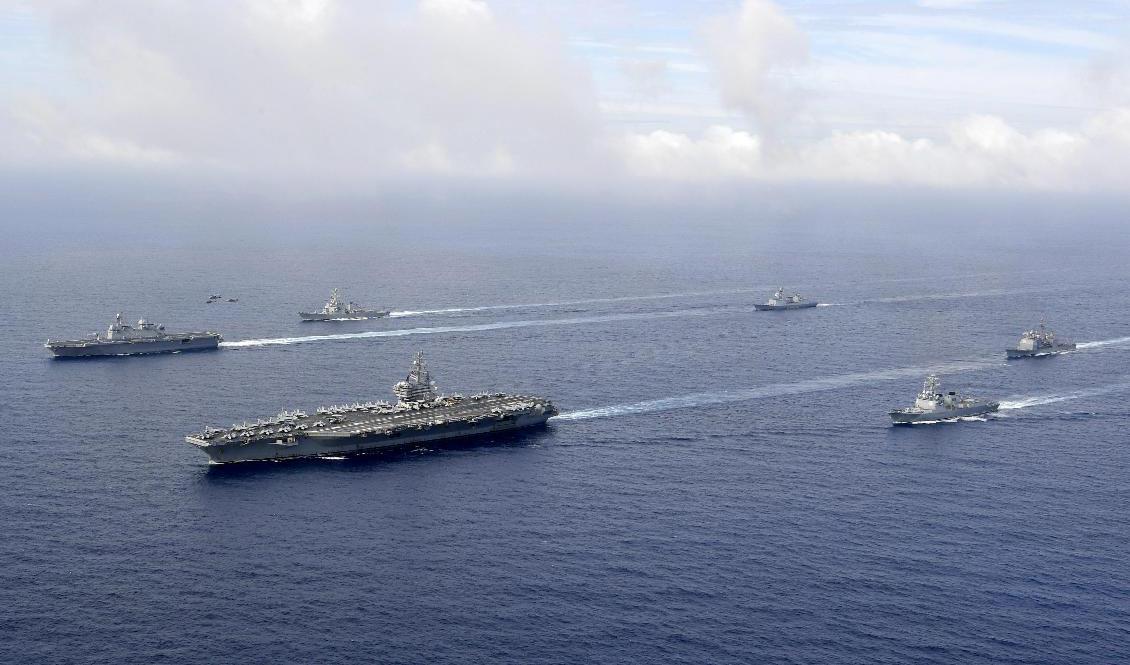 Hangarfartyget USS Ronald Reagan med bland annat det sydkoreanska helikopterfartyget Foto: Marado i lördags. AP/TT