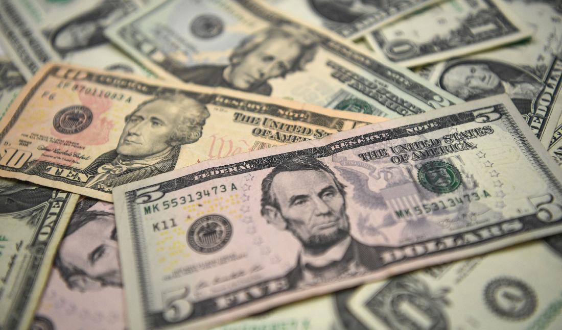 

Inflation innebär att pengarna minskar i värde. En av orsakerna till att detta inträffar kan vara att centralbanker trycker för stora mängder pengar. Foto: Ozan Koze/AFP via Getty Images                                                                                        