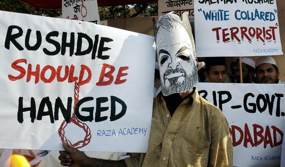
Publiceringen av författaren Salman Rushdies Satansverserna 1988 orsakade protester i stora delar av den muslimska världen. Och i Storbritannien blev det våldsamma upplopp. Foto: Sebastian D'Souza/AFP via Getty Images                                            