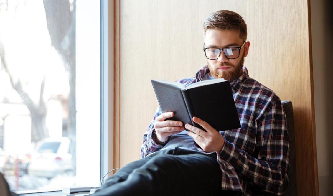 Regeringens satsningar på att skapa en god infrastruktur för läsning har ingen större effekt om inte fler vuxna gör det till en vana att aktivt läsa böcker. Foto: Shutterstock