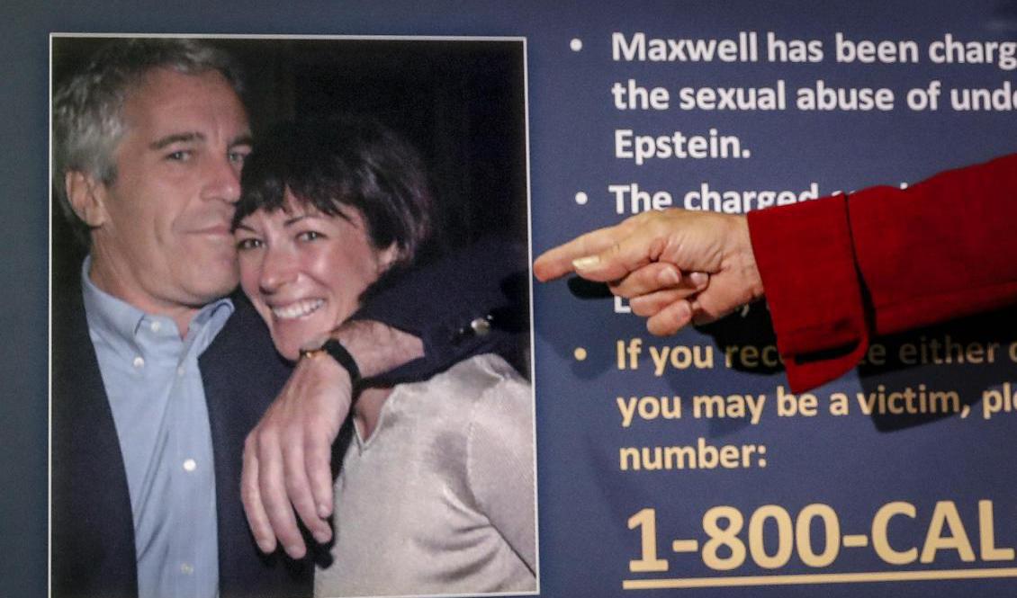 Åklagaren Audrey Strauss, pekar mot ett foto på Jeffrey Epstein och Ghislaine Maxwell under en pressträff 2020 när åtalspunkterna mot Maxwell presenterades. Foto: John Minchillo/AP/TT