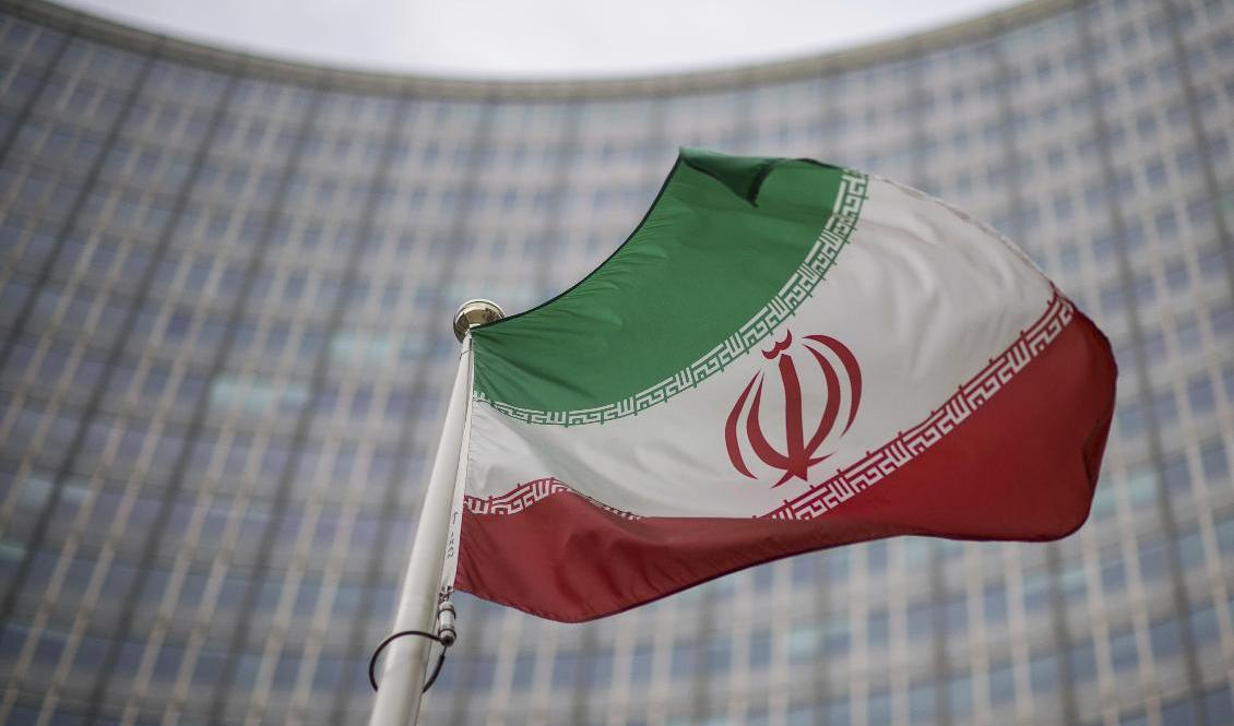 Irans flagga vajar utanför IAEA:s kontor i Wien. Arkivbild. Foto: Michael Gruber/AP/TT