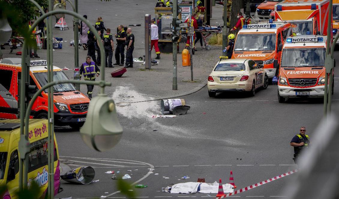 En bil rammade förbipasserande människor i en stimmig korsning i ett shoppingområde i centrala Berlin. Foto: Michael Sohn/AP/TT