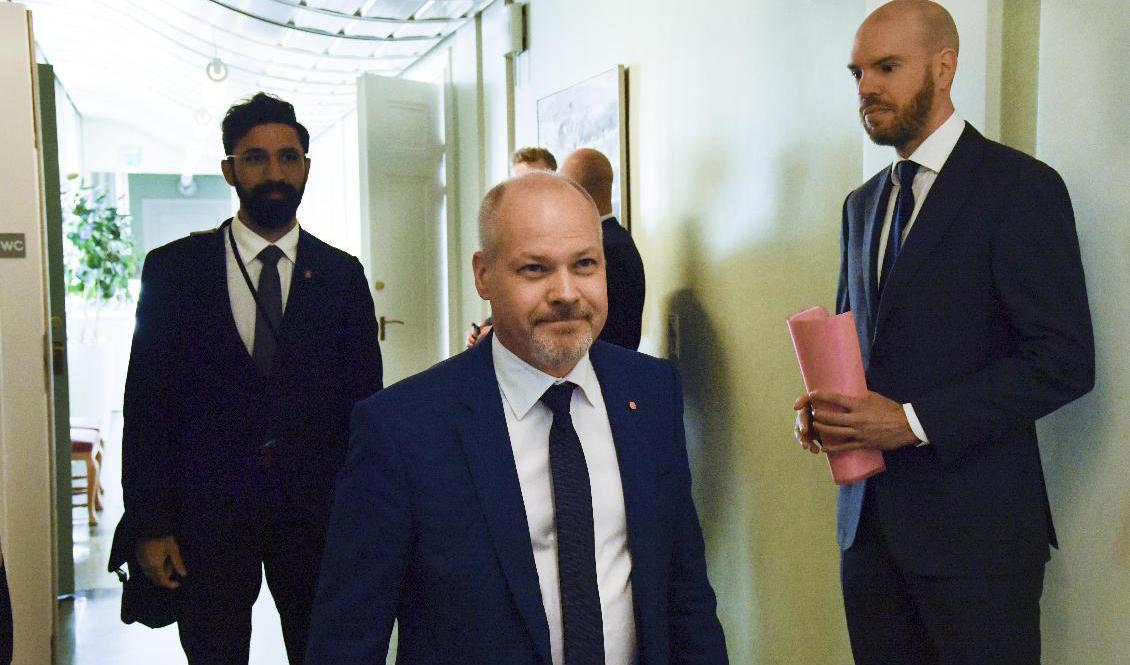 Inrikes och justitieminister Morgan Johansson (S) på väg in till riksdagens trafikutskott. Foto: Marko Säävälä/TT