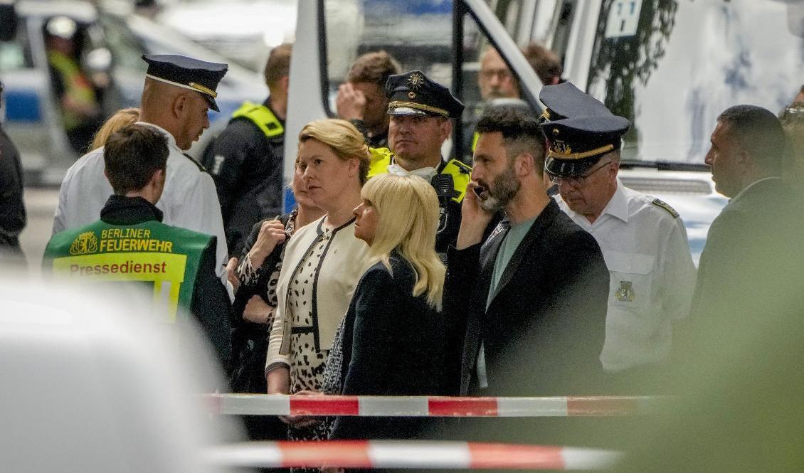 Berlins borgmästare Franziska Giffey, i vita kläder i mitten, besökte brottsplatsen på onsdagen. Foto: Markus Schreiber/AP/TT