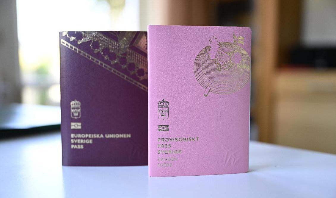Ett svenskt pass och svenskt provisoriskt pass. Arkivbild. Foto: Pontus Lundahl/TT