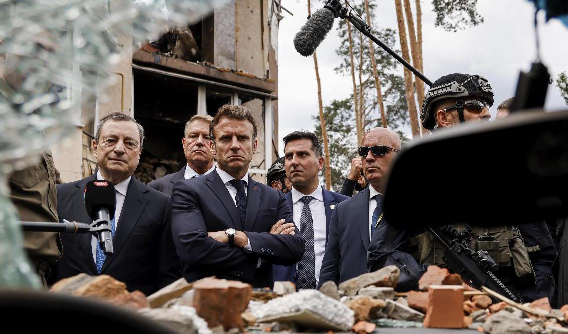 Italiens premiärminister Mario Draghi till vänster och Frankrikes president Emmanuel Macron under besöket i Irpin. Foto: Ludovic Marin/AP/TT