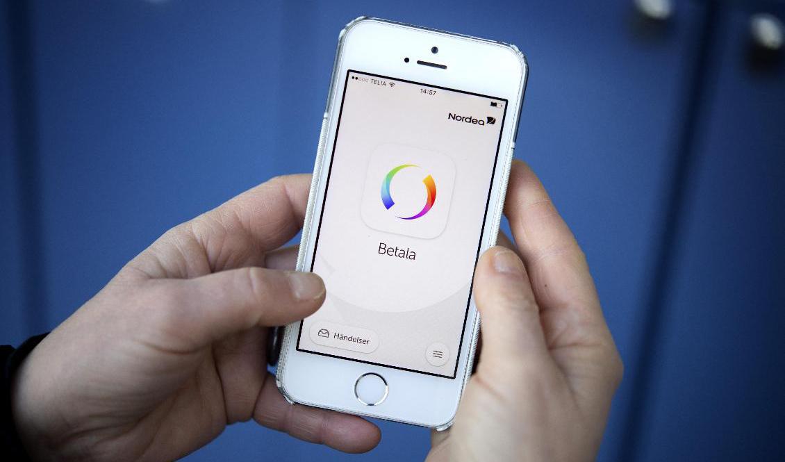 Omkring åtta miljoner svenskar använder betalningstjänsten Swish. Arkivbild. Foto: Jessica Gow/TT
