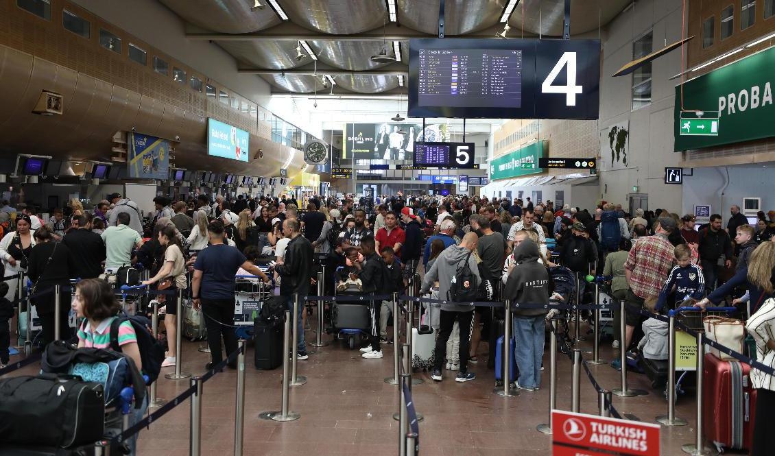 Långa köer på terminal 5 på Arlanda tidigare i veckan. Foto: Ali Lorestani/TT