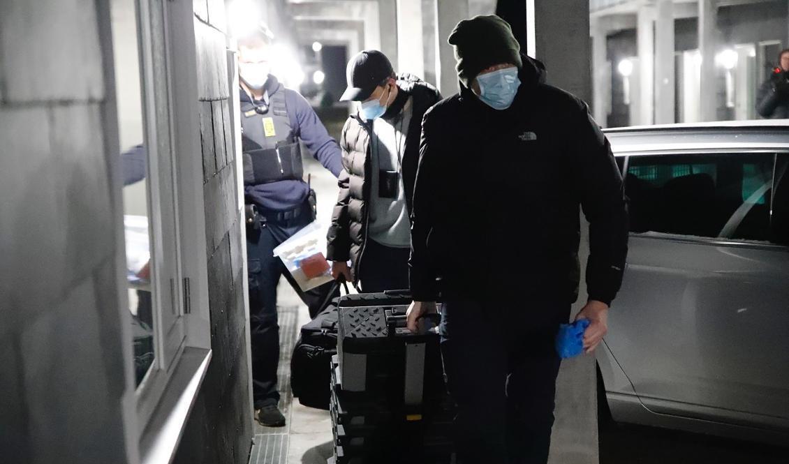 Dansk polis i Holbæk i samband med de polistillslag i februari i fjol som gjorde att 13 personer greps misstänkta för att ha planerat terrorbrott. Tre åtalas nu. Foto: Ritzau/AP/TT