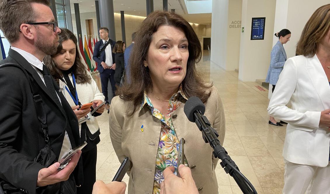 Natoprocessen "kan ta lång tid", varnar utrikesminister Ann Linde på väg in till måndagens EU-utrikesministermöte i Luxemburg. I Bryssel hålls samtidigt nya samtal om Sveriges och Finlands ansökningar om medlemskap. Foto: Wiktor Nummelin/TT