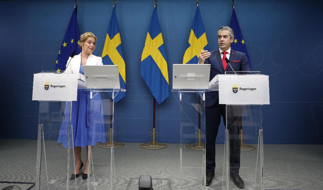 Klimat- och miljöminister Annika Strandhäll och energi- och digitaliseringsminister Khashayar Farmanbar. Foto: Ali Lorestani/TT