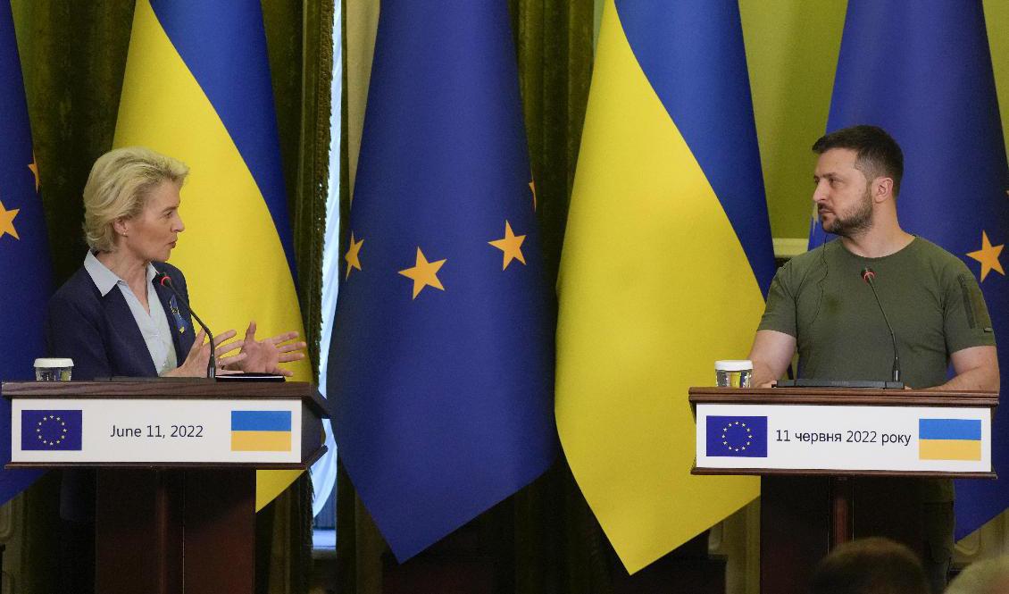 EU-kommissionens ordförande Ursula von der Leyen på presskonferens med Ukrainas president Volodymyr Zelenskyj i Kiev nyligen. Ukraina hoppas i dag få status som kandidat för EU-medlemskap. Arkivbild. Foto: Natacha Pisarenko/AP/TT