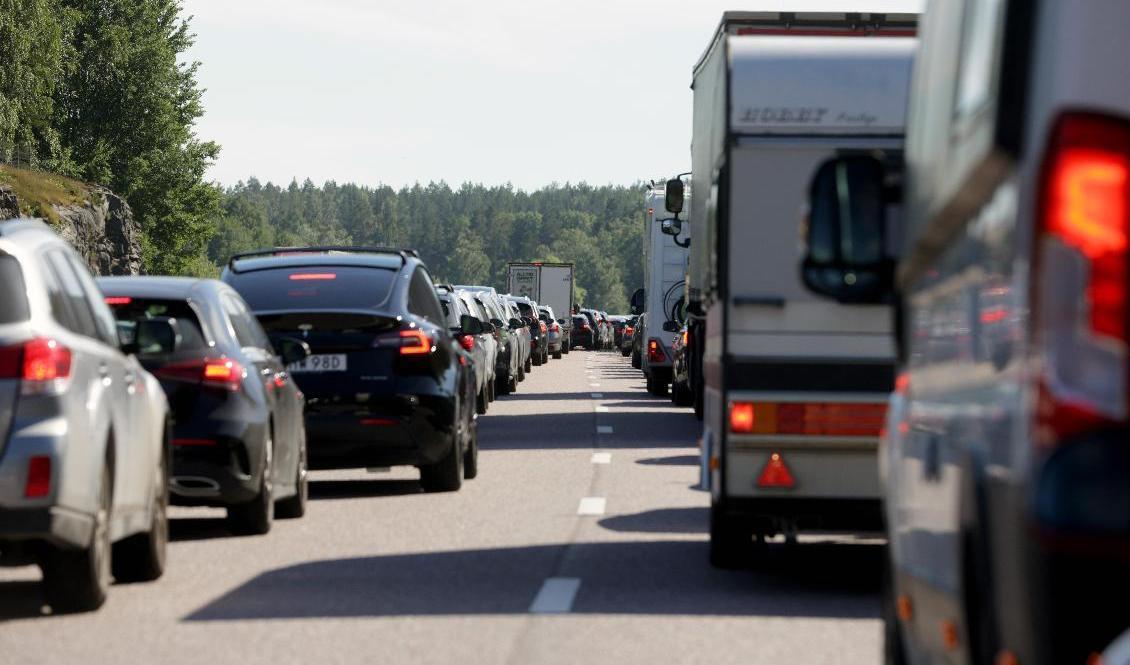 Bilkö på E4 mellan Södertälje och Järna på torsdagseftermiddagen. Under midsommarhelgen är flera svenska vägar tyngre trafikerade än vanligt. Foto: Magnus Andersson/TT