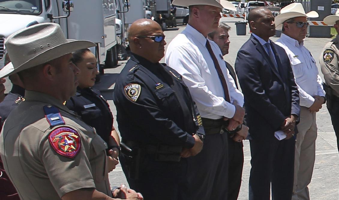Uvaldes polischef Pete Arredondo, tredje från vänster, i samband med en pressträff efter skolsjutningen. Arkivbild. Foto: Dario Lopez-Mills/AP/TT