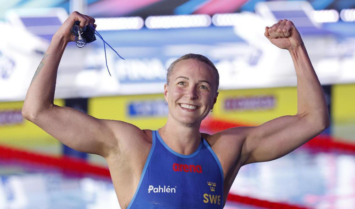 Sarah Sjöström jublar efter segern på 50 meter frisim. Foto: Christine Olsson/TT