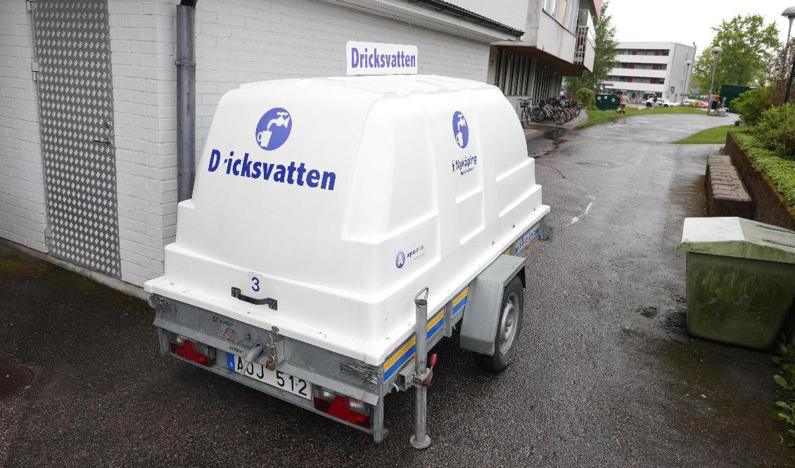 En dricksvattentank vid ett äldreboende i Nyköping, när vattenrören torrlagts av en läcka i början av juni. Foto: Magnus Andersson/TT