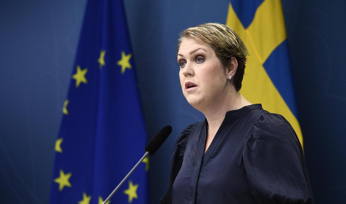 Socialminister Lena Hallengren (S) presenterar lagförslag och regeringsbeslut kopplade till hälso- och sjukvårdens beredskap i kris och krig. Foto: Lars Schröder/TT