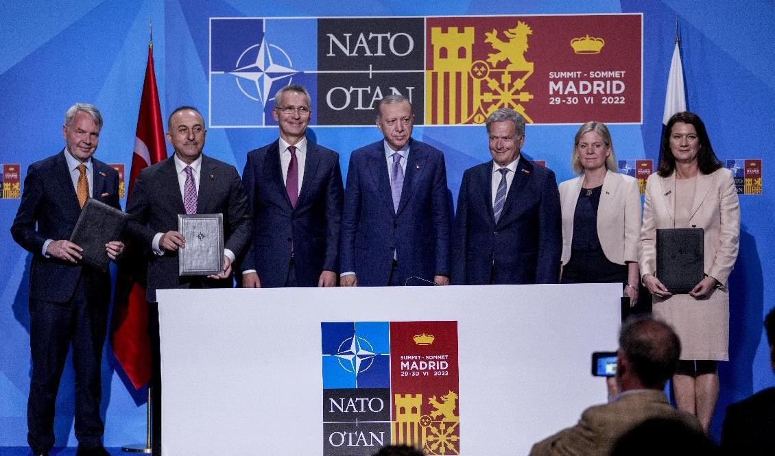 Parterna skrev under överenskommelsen tisdag 28 juni 2022. Foto: Bernat Armangue/AP/TT