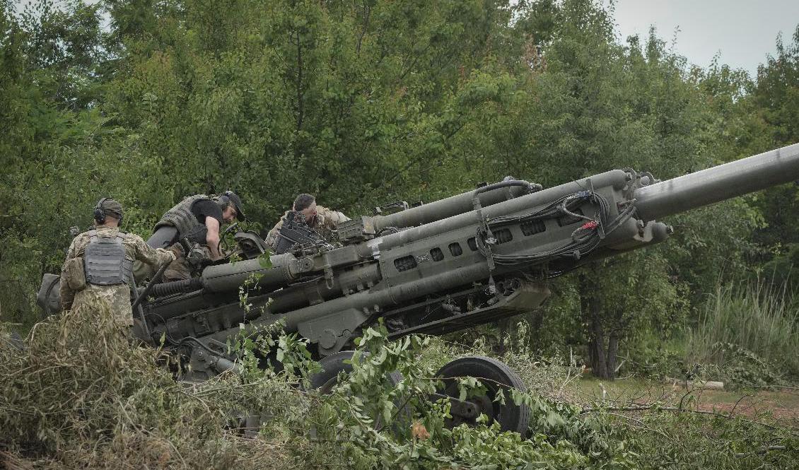 Ukrainska soldater förbereder sig på att avfyra ett artillerisystem som donerats av USA. Arkivbild. Foto: Efrem Lukatsky/AP/TT