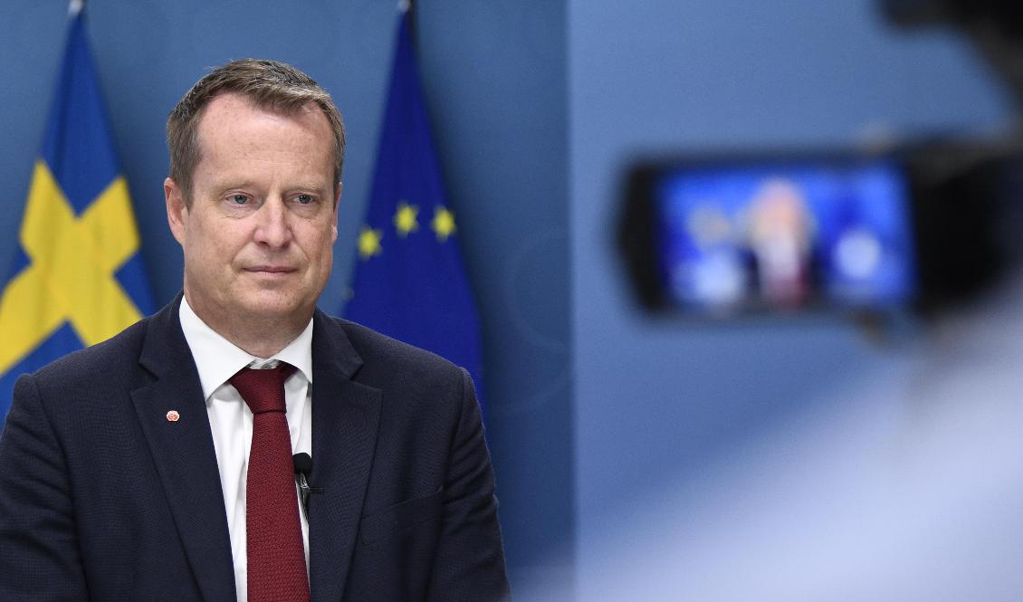 Integrations- och migrationsminister Anders Ygeman presenterar ett åtgärdspaket för att fler personer som inte har rätt att stanna i Sverige ska lämna landet. Foto: Lars Schröder/TT