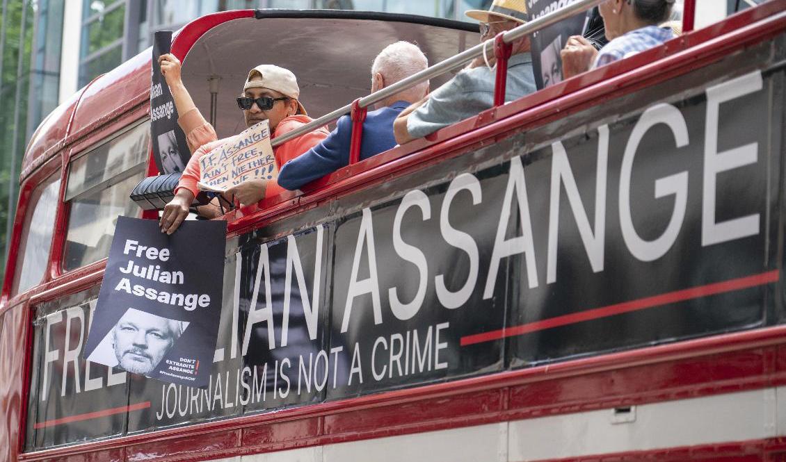 Anhängare till Wikileaksgrundaren Julian Assange protesterar utanför det brittiska inrikesdepartementet mot beslutet att utlämna honom till USA. Foto: Dominic Lipinski/AP/TT