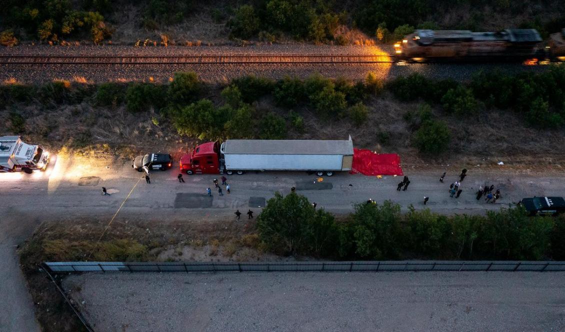 
I den här lastbilen i San Antonio i delstaten Texas i USA hittades över 45 avlidna som dött på grund av utmattning och värmeslag. Ett dussintal hittades levande och fördes till sjukhus. Senare steg dödssiffran till 53. Foto: Jordan Vonderhaar/Getty Images                                            