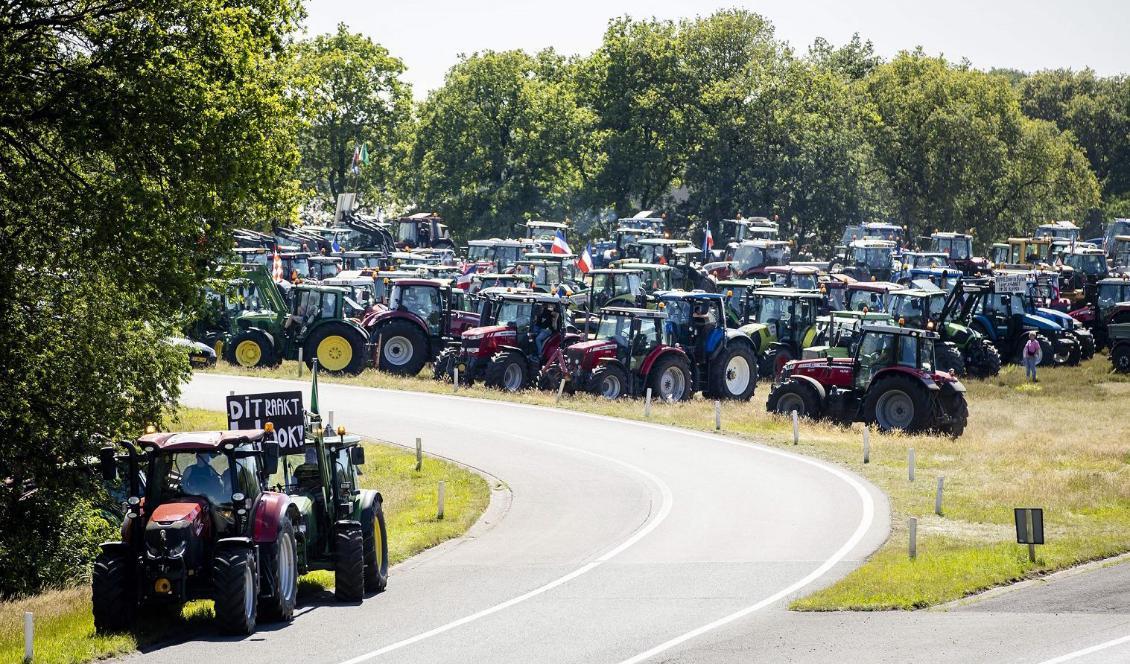 Bönder protesterar med den nederländska regeringens politik genom att parkerar traktorer vid motorvägen A1 cirka 70 kilometer från Amsterdam den 22 juni 2022. Foto: Sem Van Der Wal/ANP/AFP via Getty Images